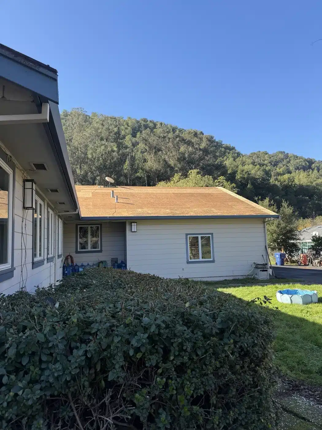 Castro Valley ranch home with its aged shingle roof before replacement
