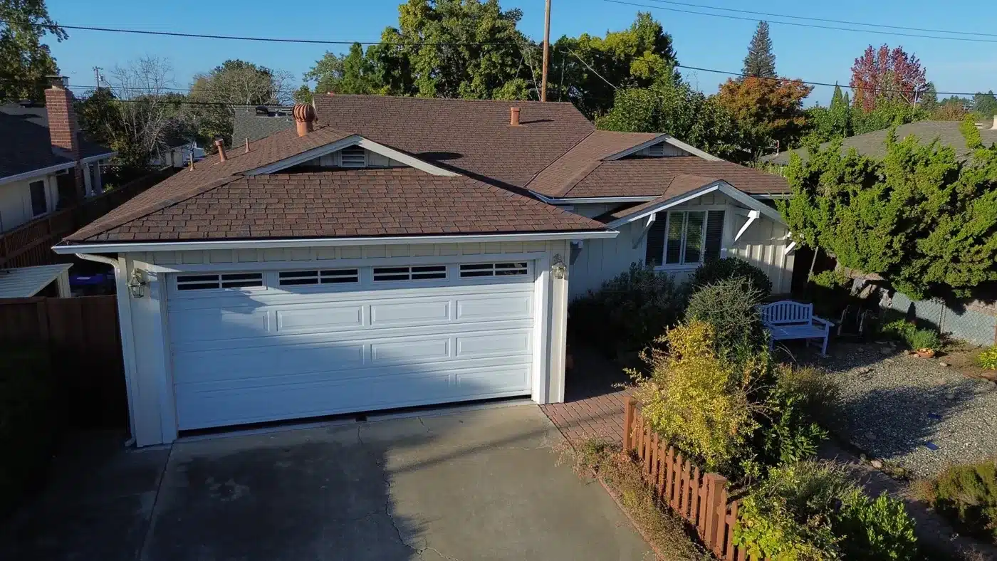 Single-story Mountain View home with its aging original shingle roof before replacement